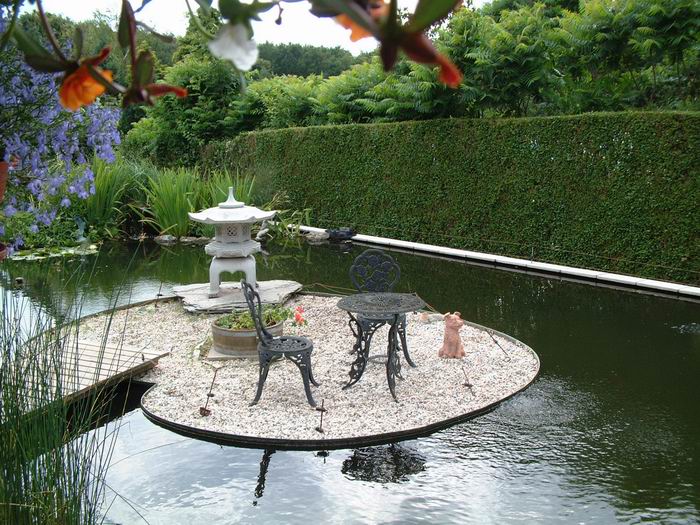 bassin de jardin avec pont